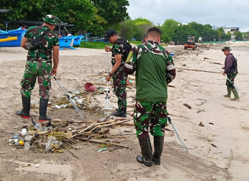 Kodim 1611/Badung dan DLHK Gelar Karya Bhakti Bersihkan Pantai Kuta
