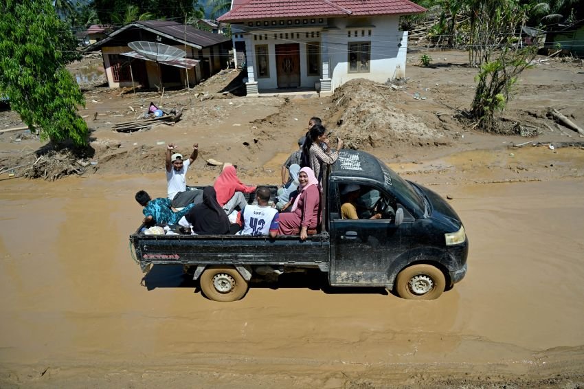 Gotong Royong Warga dan BPBD, Jalan di Tukka Tapanuli Tengah Kembali Bisa Dilalui