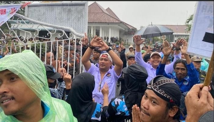 Ratusan Buruh Serang Gelar Demo, Tekankan Kenaikan Upah Minimum Kabupaten