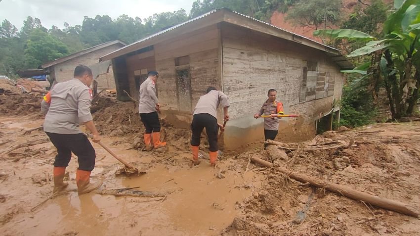 Brimob-Polda Sumut Bersinergi dengan Polres Pulihkan Aktivitas Warga Pascabencana