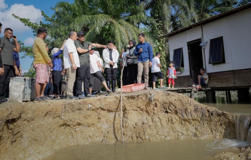Tinjau Dampak Banjir di Padangtualang dan Tanjungpura, Gubernur Sumut Salurkan Sembako dan Air Bersih