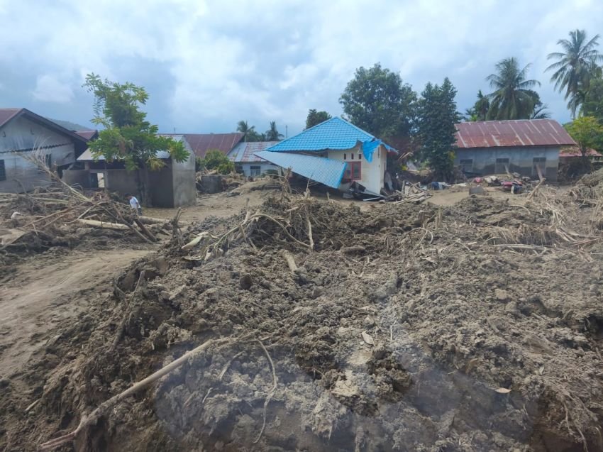 Pidie Jaya Terdampak Banjir, Relawan Harus Berjuang 45 Menit Jalan Kaki Antar Bantuan