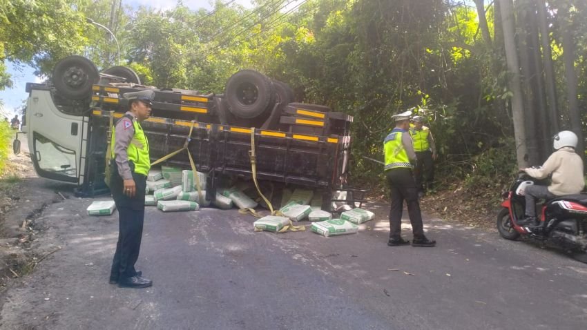 Truk Semen Terguling di Tanjakan Goa Gong, Arus Lalu Lintas Jimbaran Tersendat