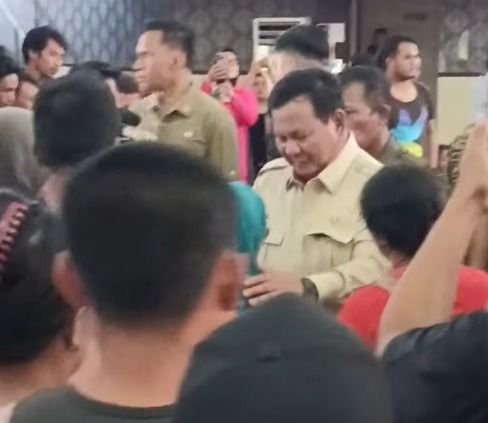 Tiba di Tapteng, Prabowo Pastikan Penanganan Darurat Banjir Sumatra Berjalan Maksimal