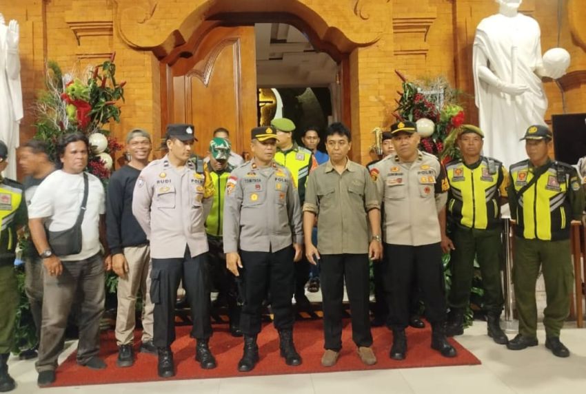 Kapolsek Dentim Bersama TNI-Linmas Pastikan Umat Kristiani Ibadah Natal dengan Aman