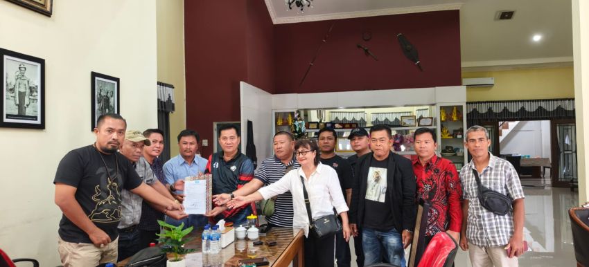 AMAL NISEL Serahkan Surat Permohonan Penutupan PT Gruti dan PT Teluk Nauli, Bupati Siap Tindaklanjuti