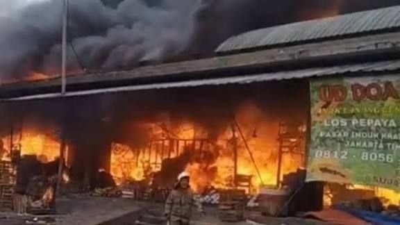 Api Melalap Pasar Induk Kramat Jati Pagi Ini, 16 Mobil Damkar Dikerahkan