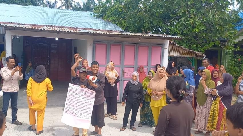 Bongkar Dugaan Penyelewengan Bansos Bertahun-Tahun, Ratusan Warga Desa Guntung Datangi Rumah Pemilik E-Warung