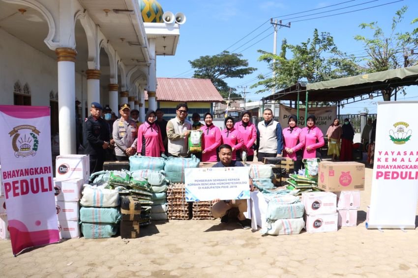 Dari Posko Pengungsian, Bhayangkari Aceh Ringankan Beban Korban Banjir