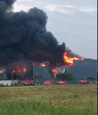 Kobaran Api Lumat Pabrik di Pakuhaji, Karyawan Berhamburan Selamatkan Diri