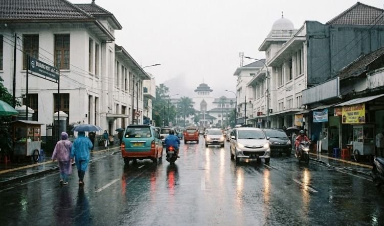 Cuaca Jawa Barat Hari Ini: Mayoritas Wilayah Diguyur Hujan Ringan, Beberapa Kota Alami Hujan Sedang