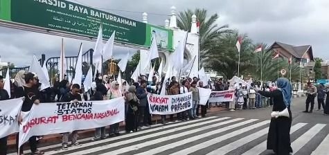 Kibarkan Bendera Putih, Warga Aceh Tuntut Pemerintah Tetapkan Banjir Sumatera sebagai Bencana Nasional