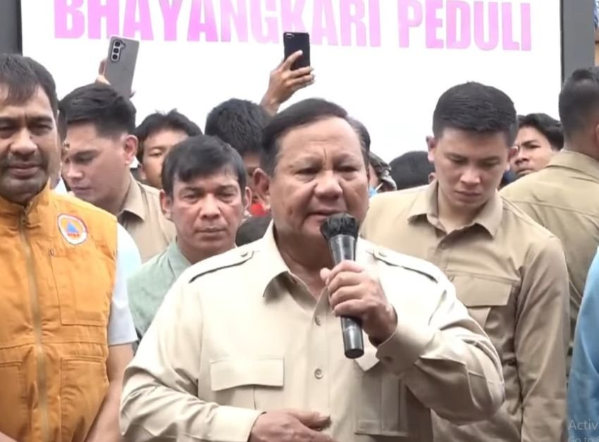Prabowo Naik Helikopter Tinjau Posko Pengungsian Banjir dan Longsor di Langkat