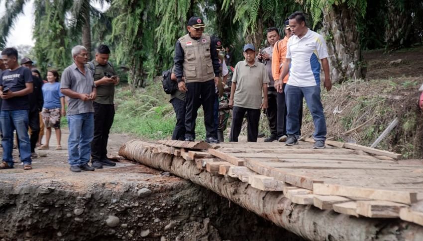 Jalan Penghubung Dua Kecamatan di Simalungun Putus Total Akibat Longsor, Bupati Anton Minta BPBD Bergerak Cepat