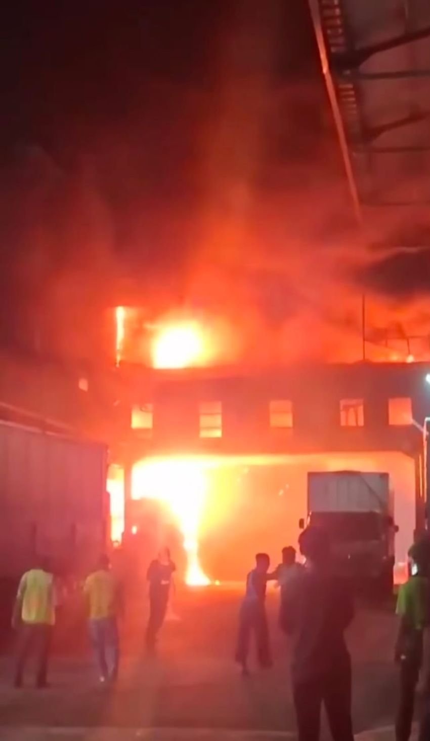 Gudang Pabrik PT Dua Kelinci di Pati Terbakar, Warga Panik Saat Ledakan