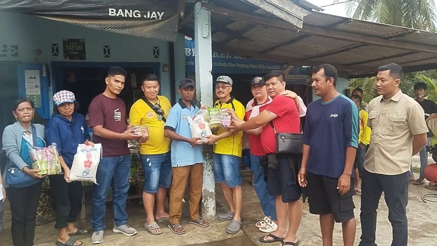 Warga Terdampak Banjir di Tapak Kuda Terharu Terima Bantuan Sembako dari Yayasan Vihara Bao Qing Tian
