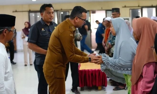 Wujud Kepedulian Nyata, Bupati Labusel Salurkan Bantuan BAZNAS untuk Lansia dan Mahasiswa