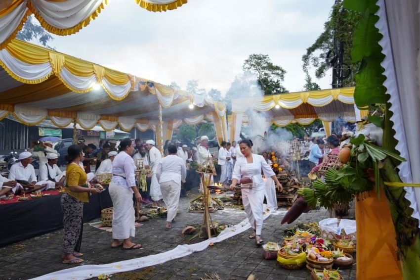 Dari Kegelapan ke Harapan: Upacara Spiritual di Tukad Bangkung untuk Keselamatan Jiwa