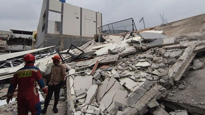 Tragedi di Koja: Bangunan Parkir Dua Lantai Runtuh, Mobil dan Motor Tertimpa