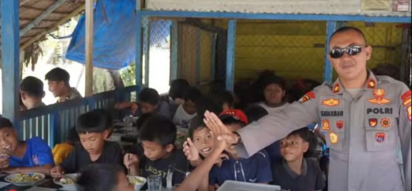 Polri Hadir Lewat K-9, Anak-anak Korban Banjir Batang Toru Kembali Ceria