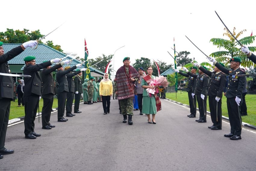 Disambut Pedang Pora hingga Manortor, Mayjen TNI Hendy Antariksa Resmi Jabat Pangdam I/Bukit Barisan