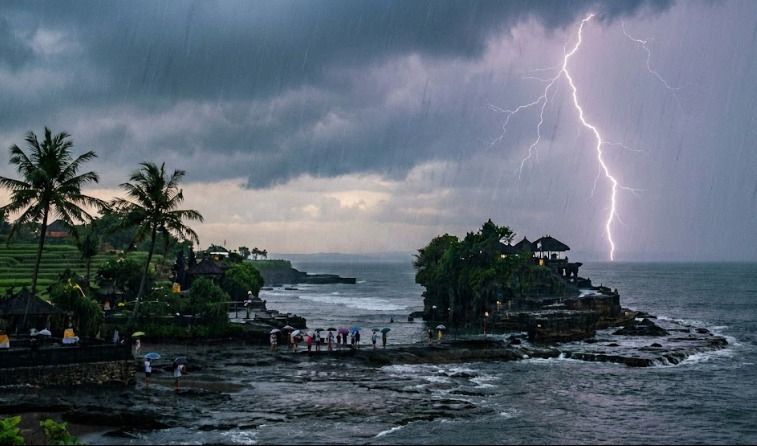 Cuaca Bali Didominasi Hujan Ringan hingga Petir, Warga Diminta Waspada