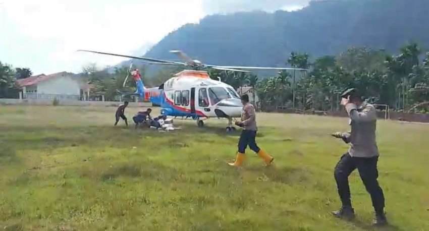 Polda Aceh Kirim Bantuan Kemanusiaan via Helikopter untuk Warga Terdampak Banjir di Simpang Jernih