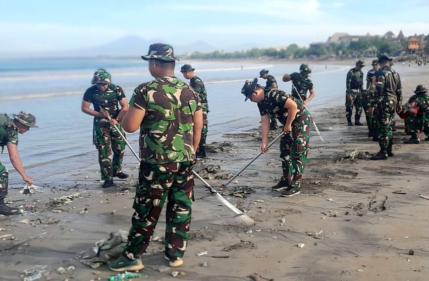 Bali Bersih: Karya Bhakti TNI Jaga Keindahan Pantai Kuta dan Kedonganan