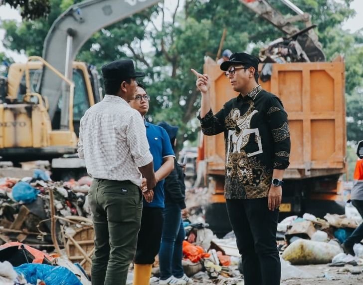 Sampah Menggunung Pasca Banjir di Medan Helvetia, Pengangkutan ke TPA Dikebut