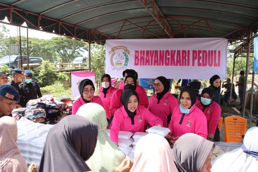 Ketua Bhayangkari Aceh Tinjau Lokasi Banjir Pidie Jaya dan Salurkan Bantuan untuk Warga