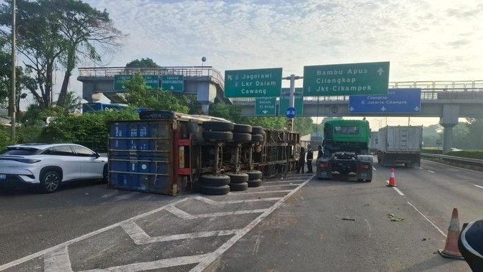 Kecelakaan Dini Hari, Truk Kontainer Terguling di Tol JORR Bikin Macet 1 Km