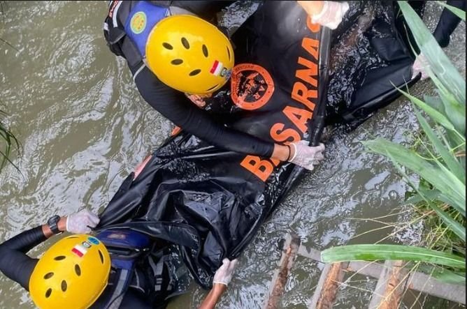 Tragedi Banjir Jambi: Balita Terseret Arus Hingga Lima Kilometer
