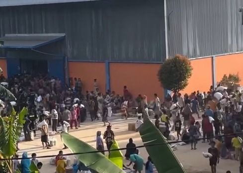 Seorang Ibu Tewas Saat Rebutan Beras Bantuan di Gudang Bulog Tapteng