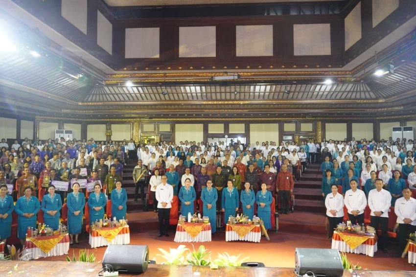 Putri Koster Ajak Semua Kader PKK Bersihkan Lingkungan Lewat Kulkul