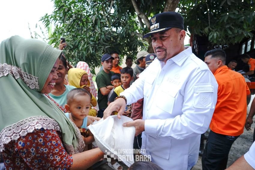 Bupati Batu Bara Bersama Bapanas Serahkan Bantuan Terhadap Korban Banjir