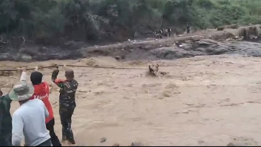 Prajurit TNI Heroik Menyebrangi Sungai Deras Demi Antar Bantuan ke Desa Terisolir di Aceh Tengah