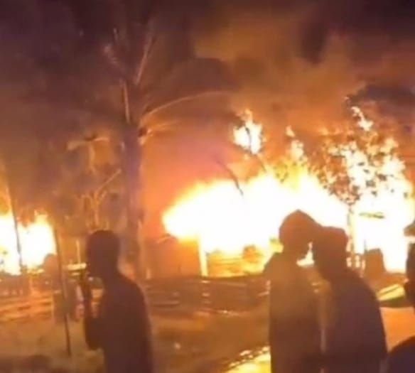 Geram Peredaran Narkoba, Ratusan Warga Tabuyung Bakar Rumah Terduga Bandar