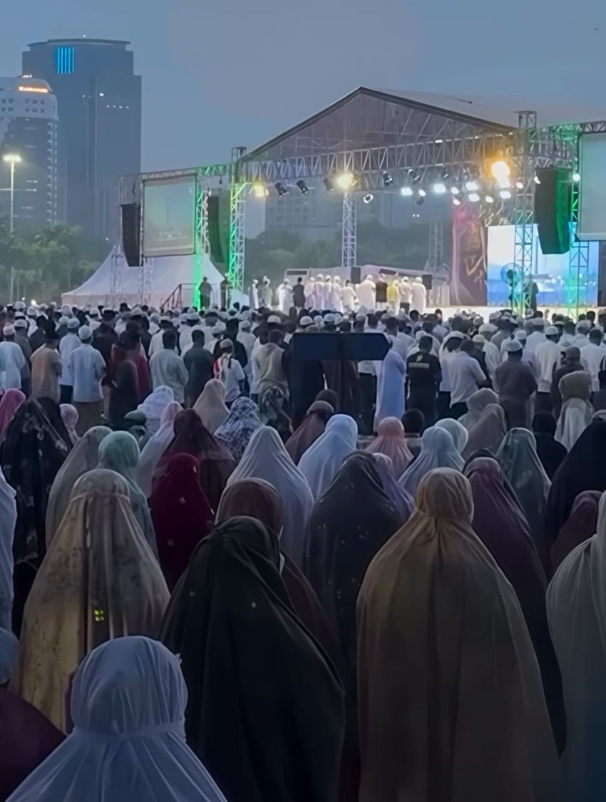 Massa Reuni 212 Gelar Sholat Gaib untuk Korban Banjir dan Longsor di Aceh&ndash;Sumatera