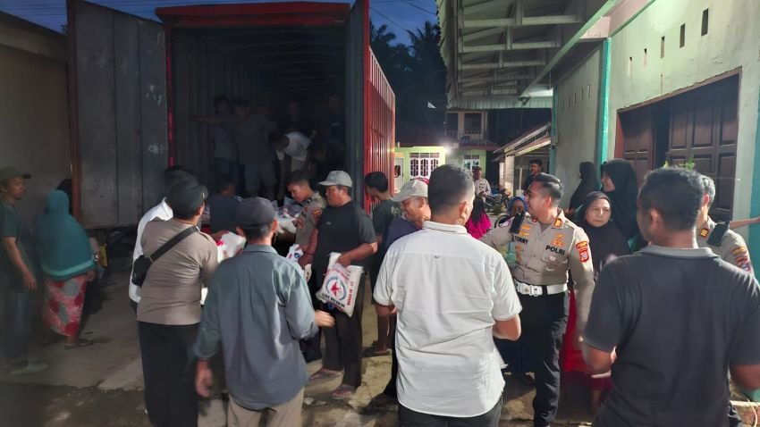 Truk Logistik Polres Langkat Turun ke Paya Bengkuang, Bantu Warga Pascabencana Banjir