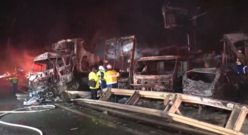 Cuaca Ekstrem Picu Tabrakan Massal 67 Kendaraan di Jalan Tol Jepang: 2 Tewas, Puluhan Mobil Terbakar!