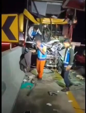 Satu Tewas, Bus The Sultan Kecelakaan di KM 364 Tol Batang-Semarang