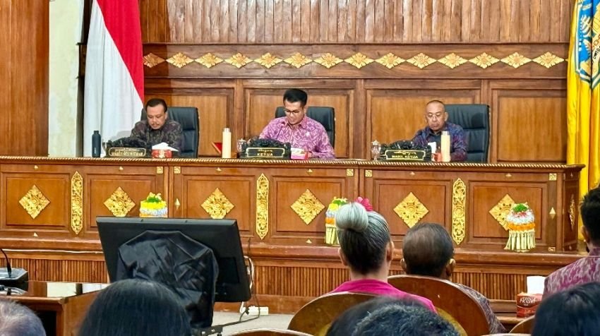 DPRD Bali Sepakati Raperda Pengendalian Toko Modern dan Alih Fungsi Lahan Produktif