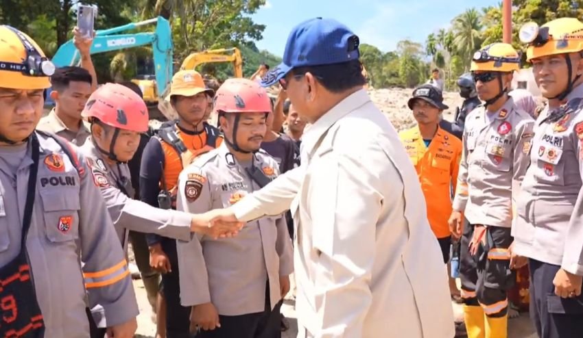 Turun dari Mobil, Presiden Prabowo Cek Kondisi Polisi K-9 Pencari Korban Banjir Tapanuli Selatan: Masih Kuat?