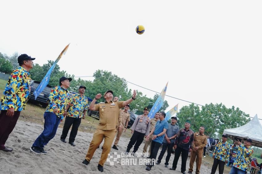 Bupati Baharuddin Apresiasi Gemkara atas Turnamen Volly Pantai Perdana di Batu Bara