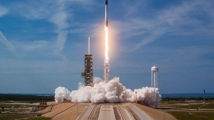 SpaceX Sukses Luncurkan Transporter-15, 140 Muatan Satelit Mengudara dalam Misi Rideshare