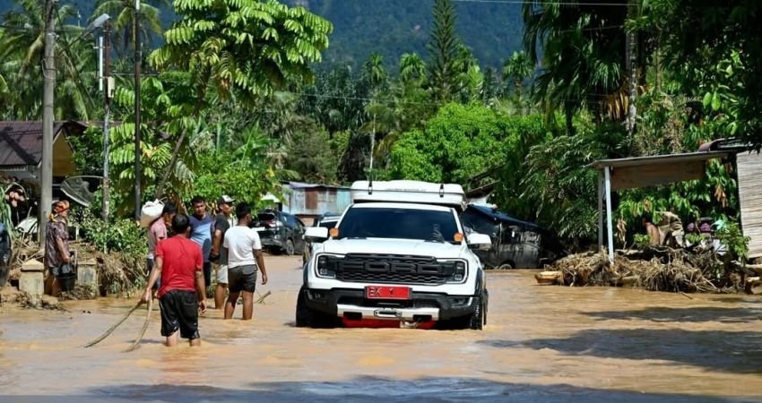Desa Tukka Tapanuli Tengah Lumpuh, Air Banjir Mengalir di Setiap Jalan