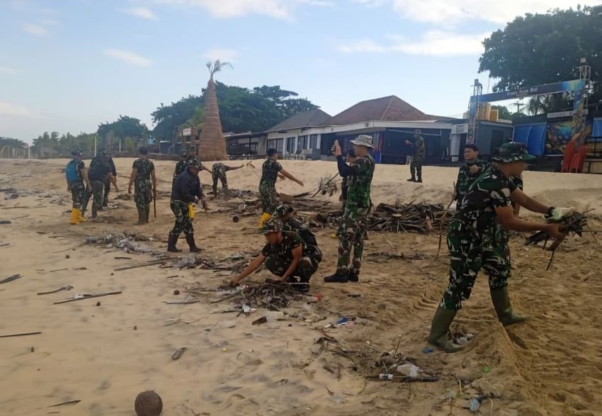 Sinergi TNI dan DLHK, Kodim 1611/Badung Pimpin Pembersihan Sampah Laut