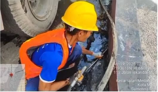 Petugas SDABMBK Turun ke Parit, Normalisasi Drainase di Medan Timur dan Tembung