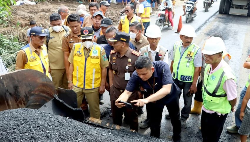 Jalan Mulus Dinanti Warga, Bupati Simalungun Tinjau Lokasi Pengaspalan Tapian Dolok dan Bandar Huluan