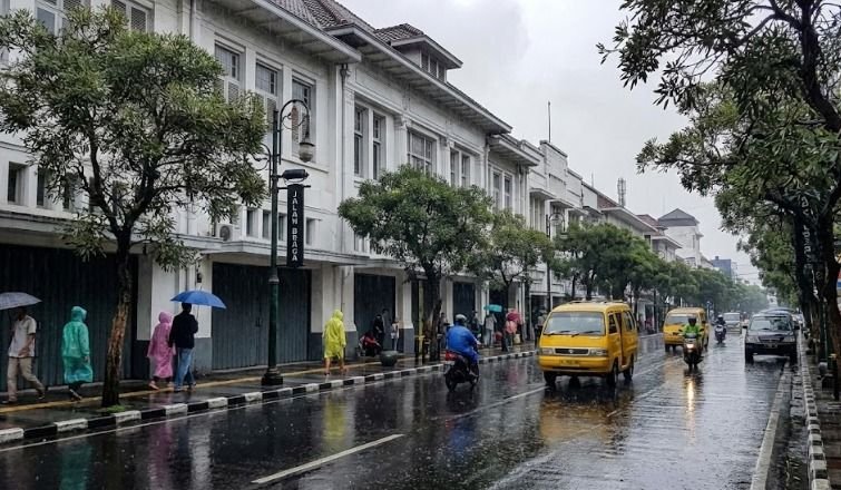 Cuaca Jawa Barat Didominasi Hujan Ringan, Cirebon Berpotensi Hujan Petir